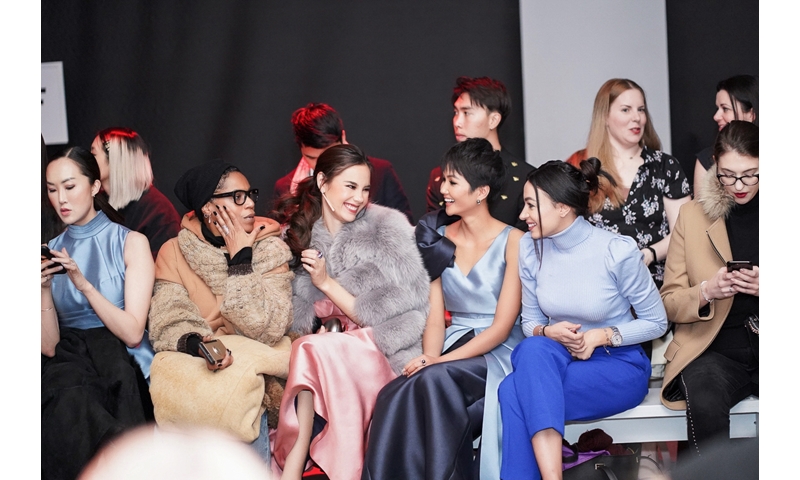 H’Hen Niê ngồi ghế hàng đầu, xuất hiện cá tính tại New York Fashion Week